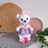 Ręcznie robiona misia amigurumi w różowych bucikach, miękka maskotka na prezent
